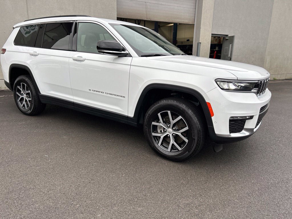 Used 2025 Jeep Grand Cherokee L Limited w/ Luxury Tech Group II AWD/4WD image 9