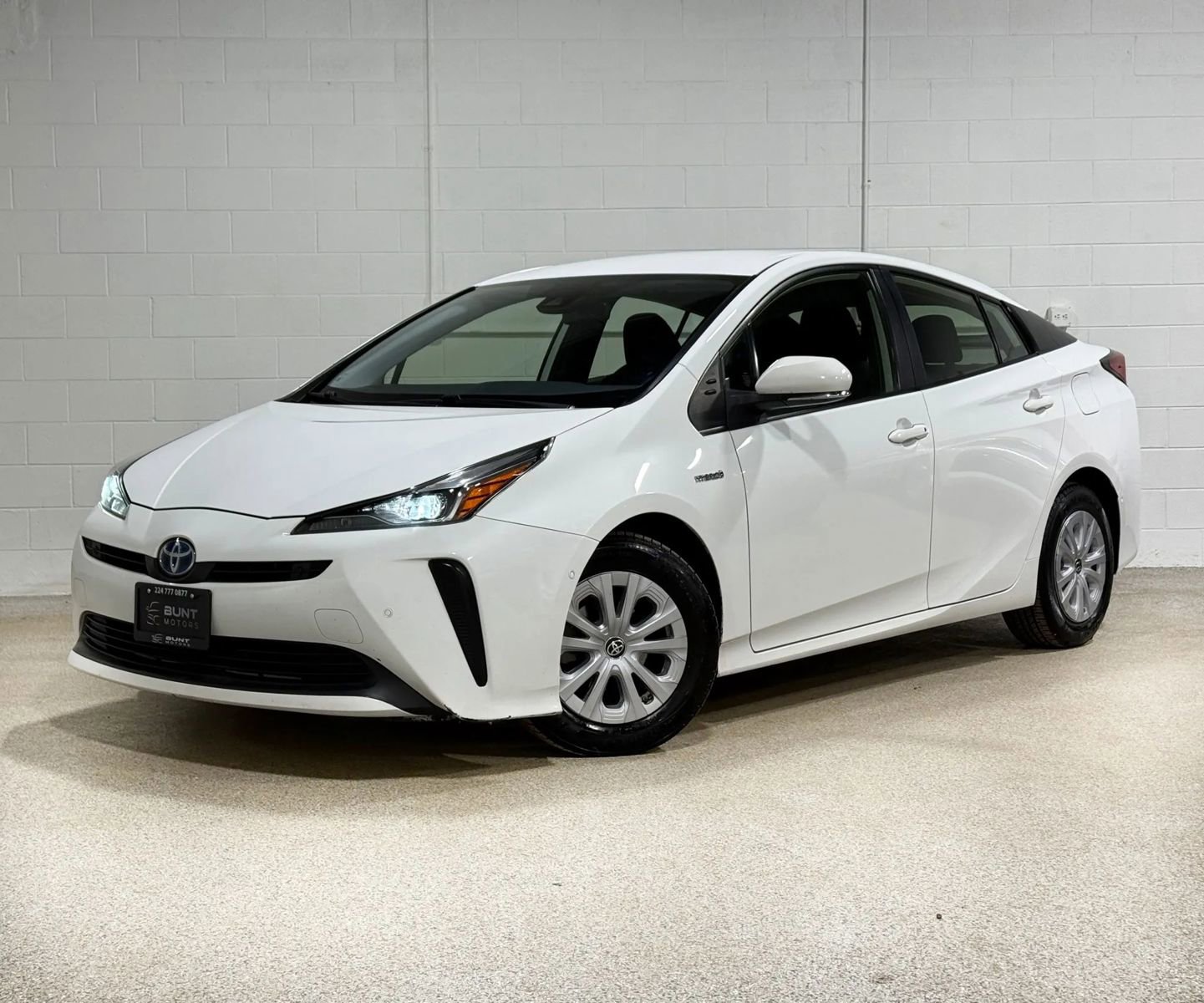Used 2021 Toyota Prius LE image 2