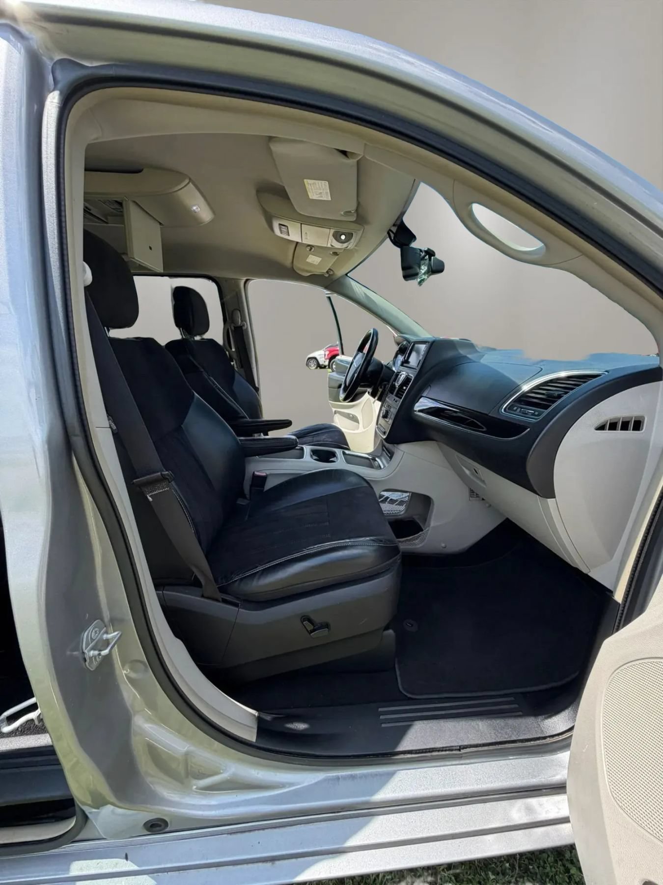 Used 2015 Chrysler Town & Country Limited FWD image 10