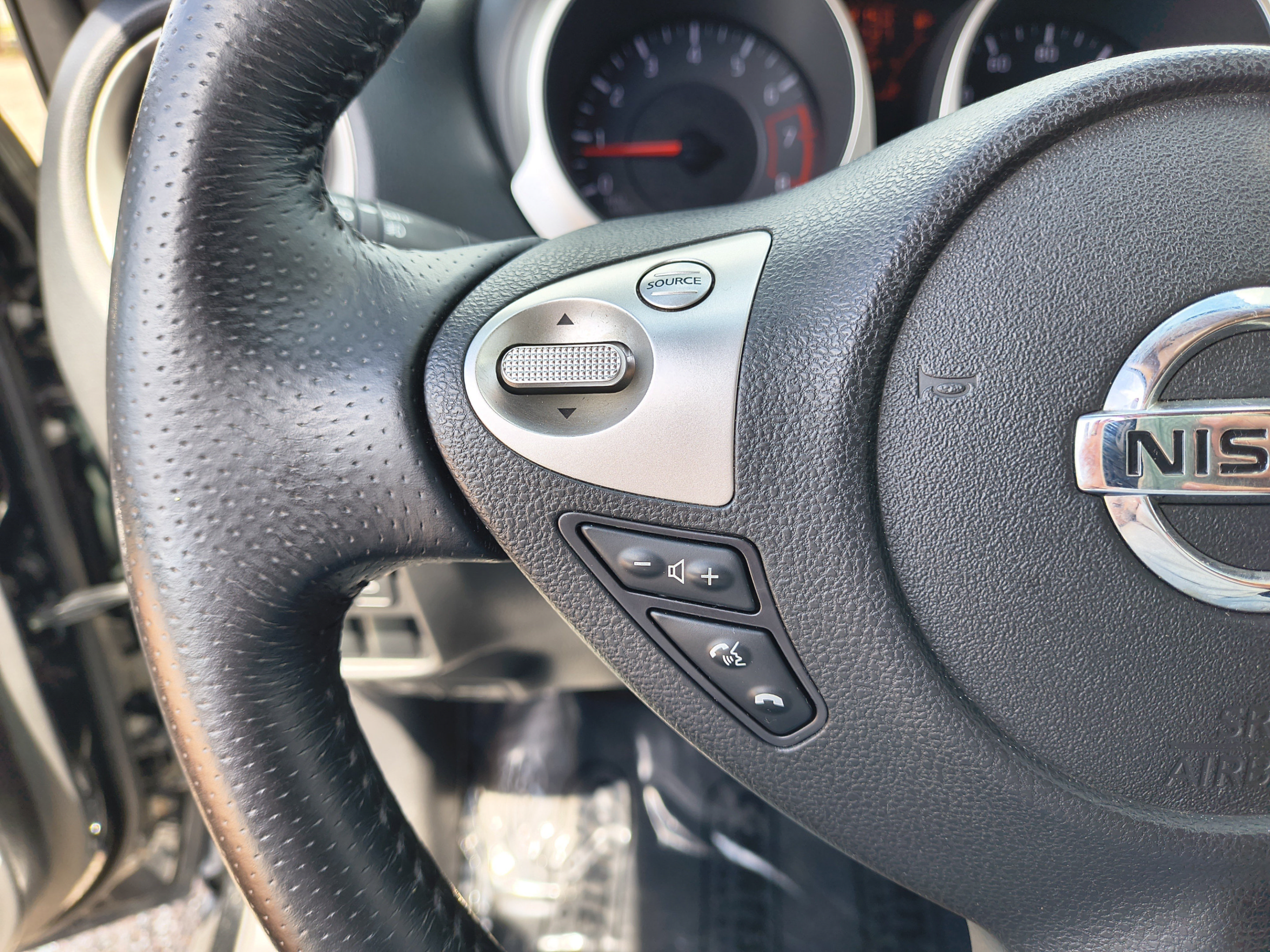 Used 2014 Nissan Juke SL FWD image 26