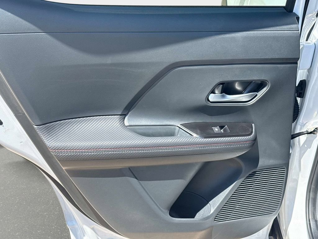 Used 2025 Nissan Kicks SR image 11