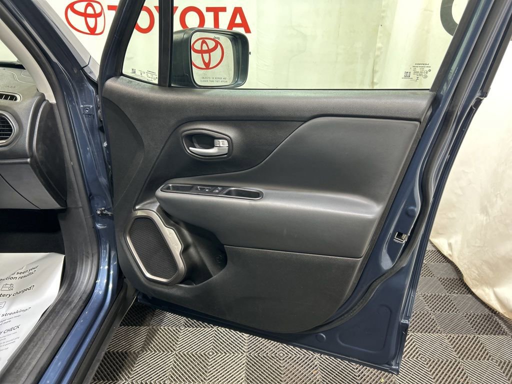 Used 2023 Jeep Renegade Latitude image 9