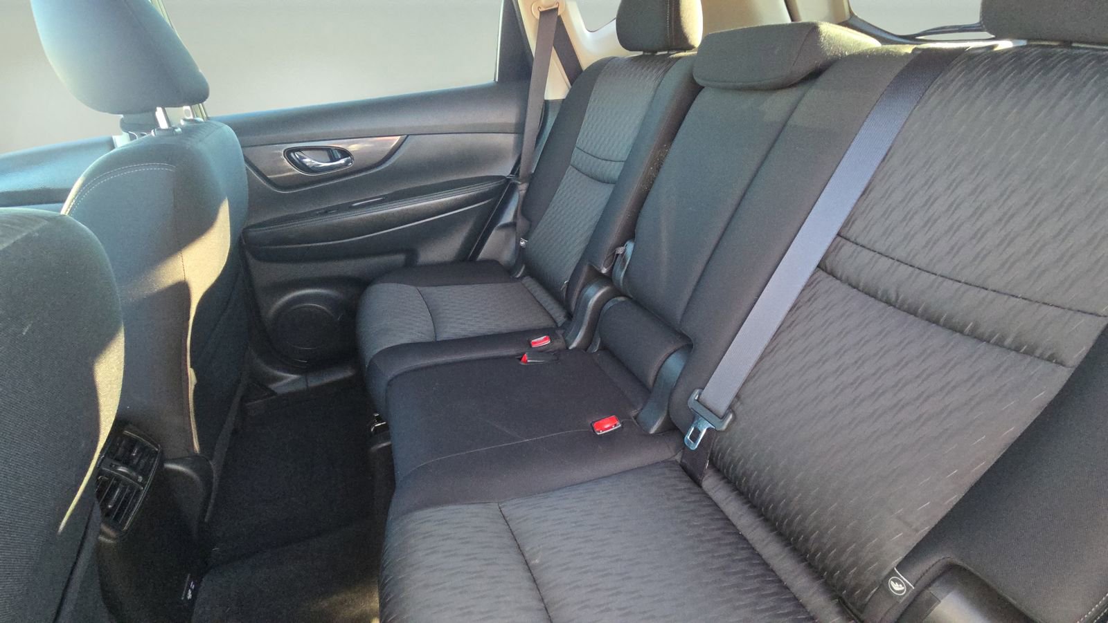 Used 2019 Nissan Rogue SV w/ Premium Package image 18