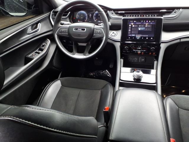Used 2025 Jeep Grand Cherokee Altitude RWD image 5
