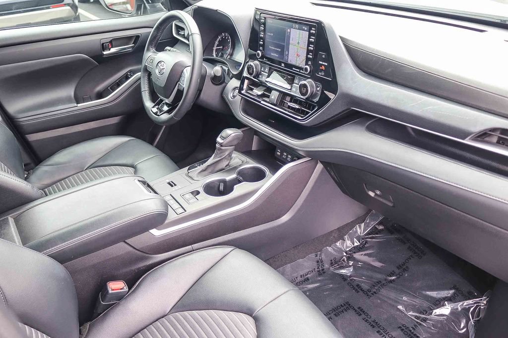 Used 2022 Toyota Highlander XSE FWD image 19