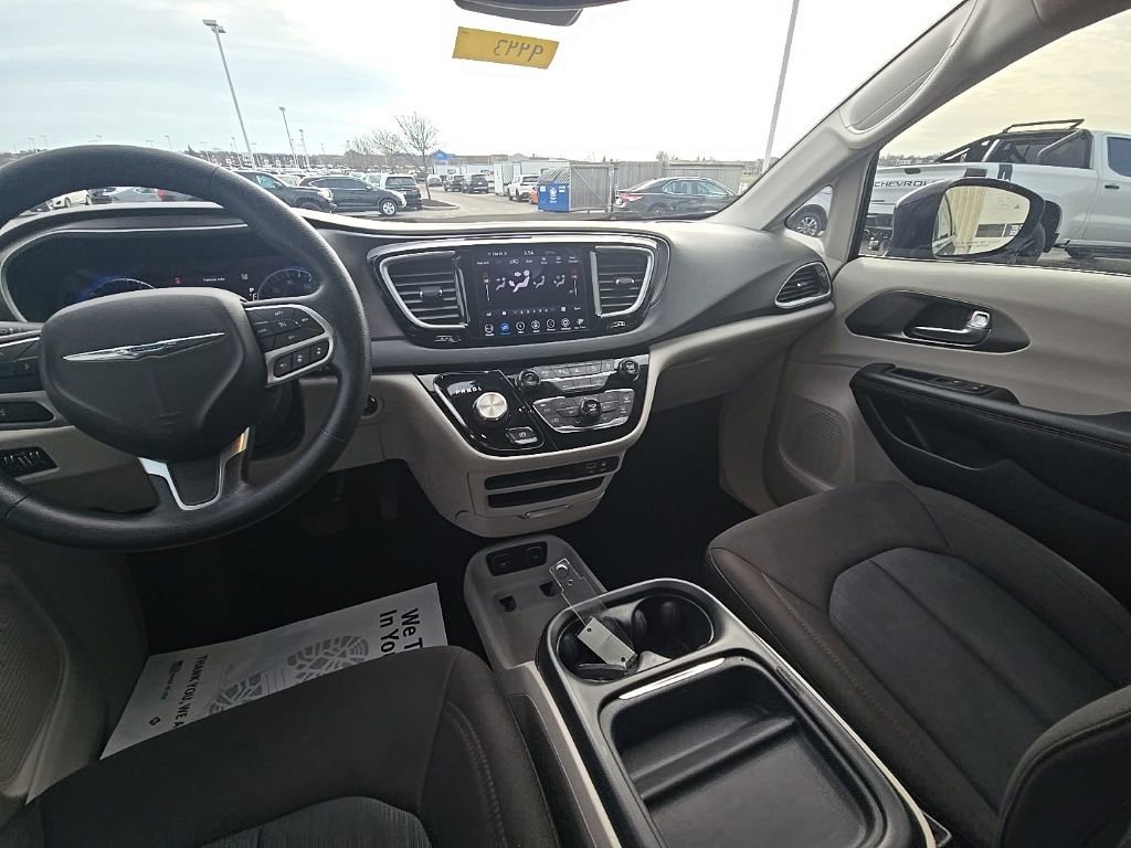 Used 2020 Chrysler Pacifica Touring w/ Advanced Safetytec Group image 23