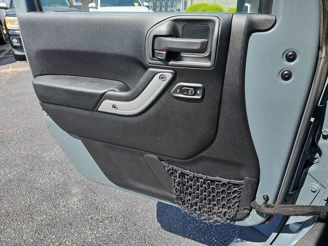 Used 2015 Jeep Wrangler Unlimited Sahara w/ Connectivity Group AWD/4WD image 30