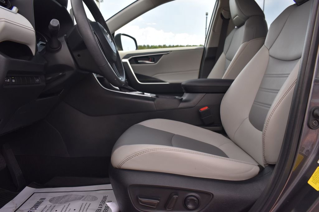 Used 2023 Toyota RAV4 XLE Premium FWD image 4
