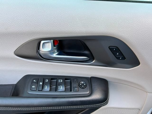 Used 2021 Chrysler Pacifica Touring-L FWD image 25