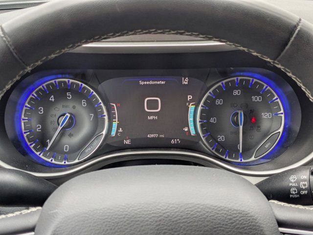 Used 2023 Chrysler Pacifica Touring-L image 15