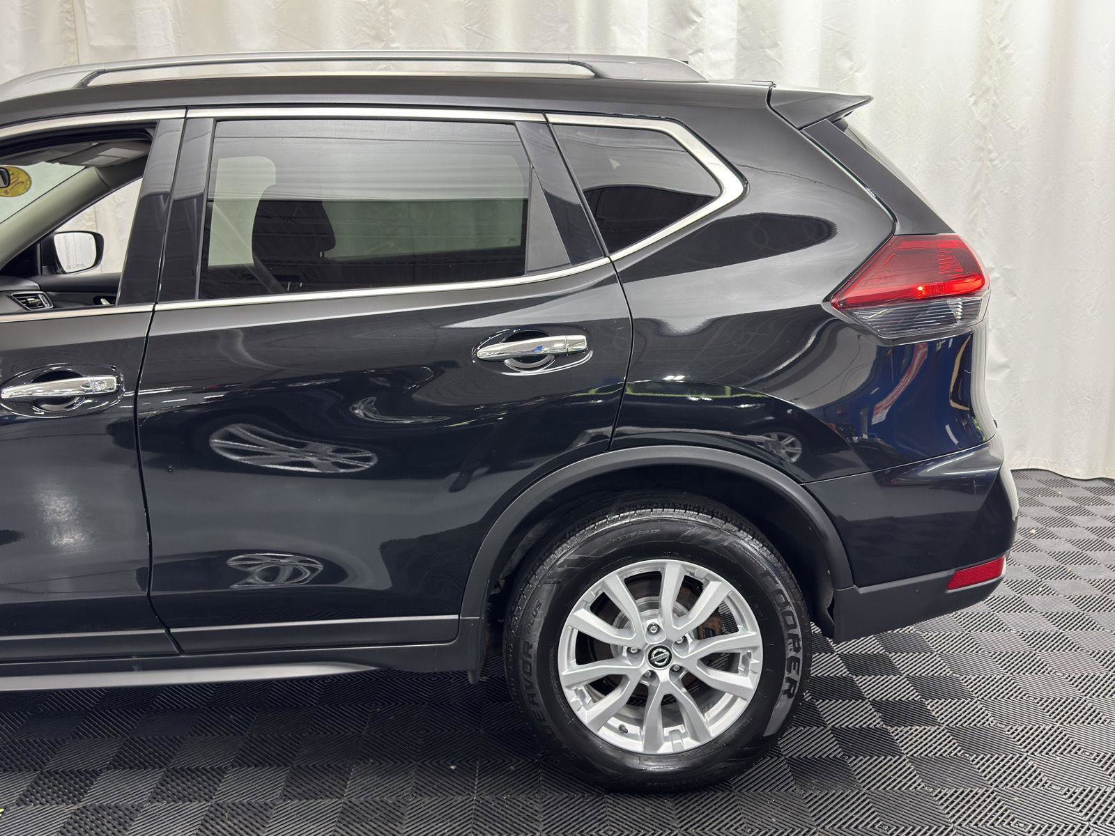 Used 2018 Nissan Rogue SV image 7