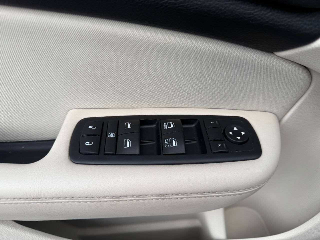 Used 2015 Chrysler 200 Limited w/ Convenience Group FWD image 12
