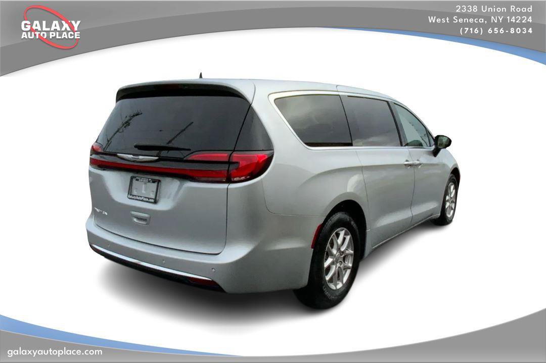 Used 2024 Chrysler Pacifica Touring-L FWD image 5