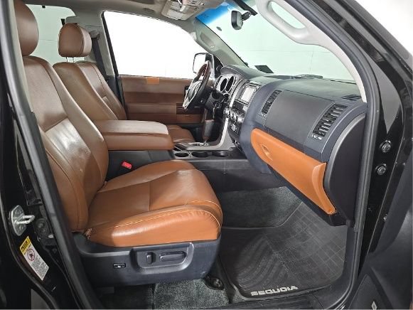 Used 2016 Toyota Sequoia Platinum AWD/4WD image 3