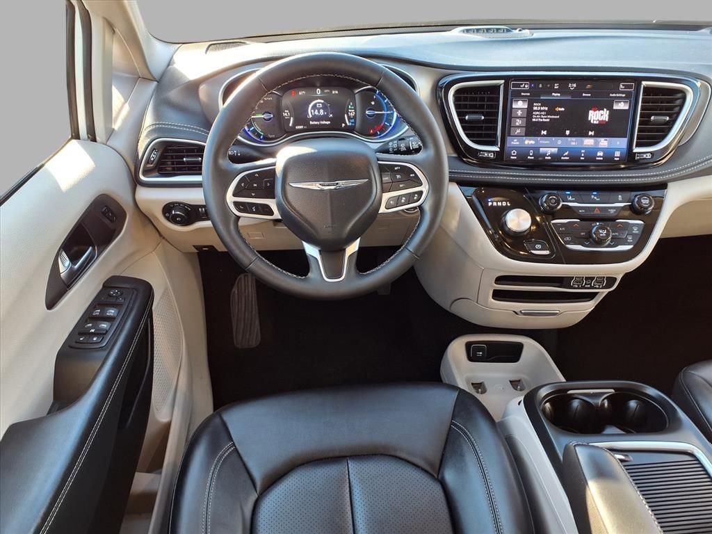 Used 2024 Chrysler Pacifica Select image 4