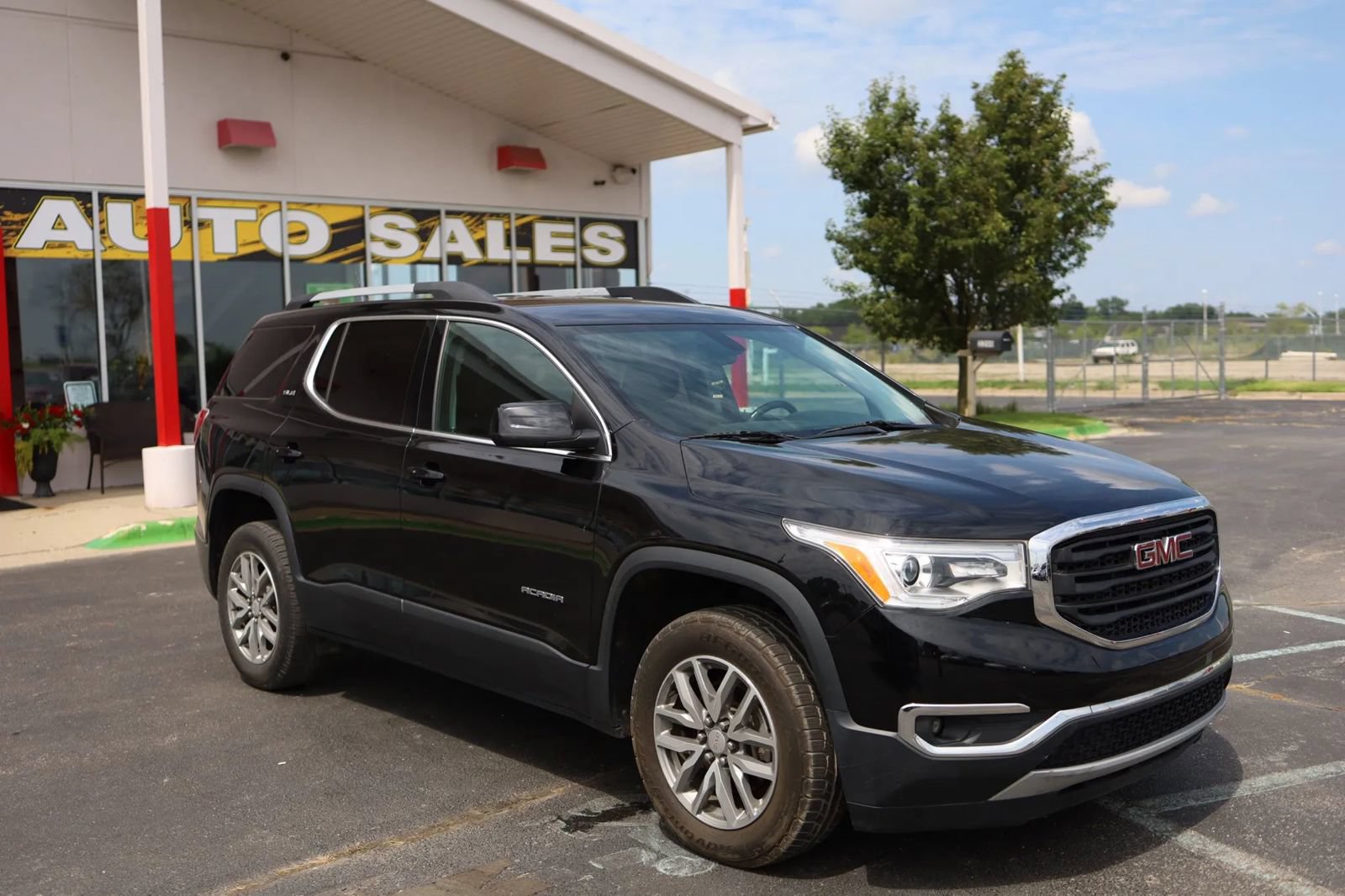 Used 2018 GMC Acadia SLE w/ LPO, Black Accent Package AWD/4WD image 3
