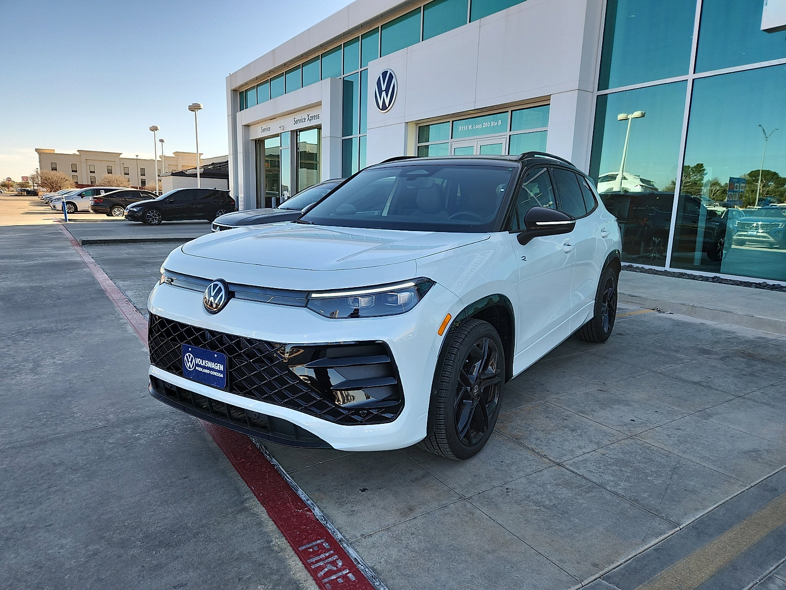 New 2026 Volkswagen Tiguan SE R-Line image 3