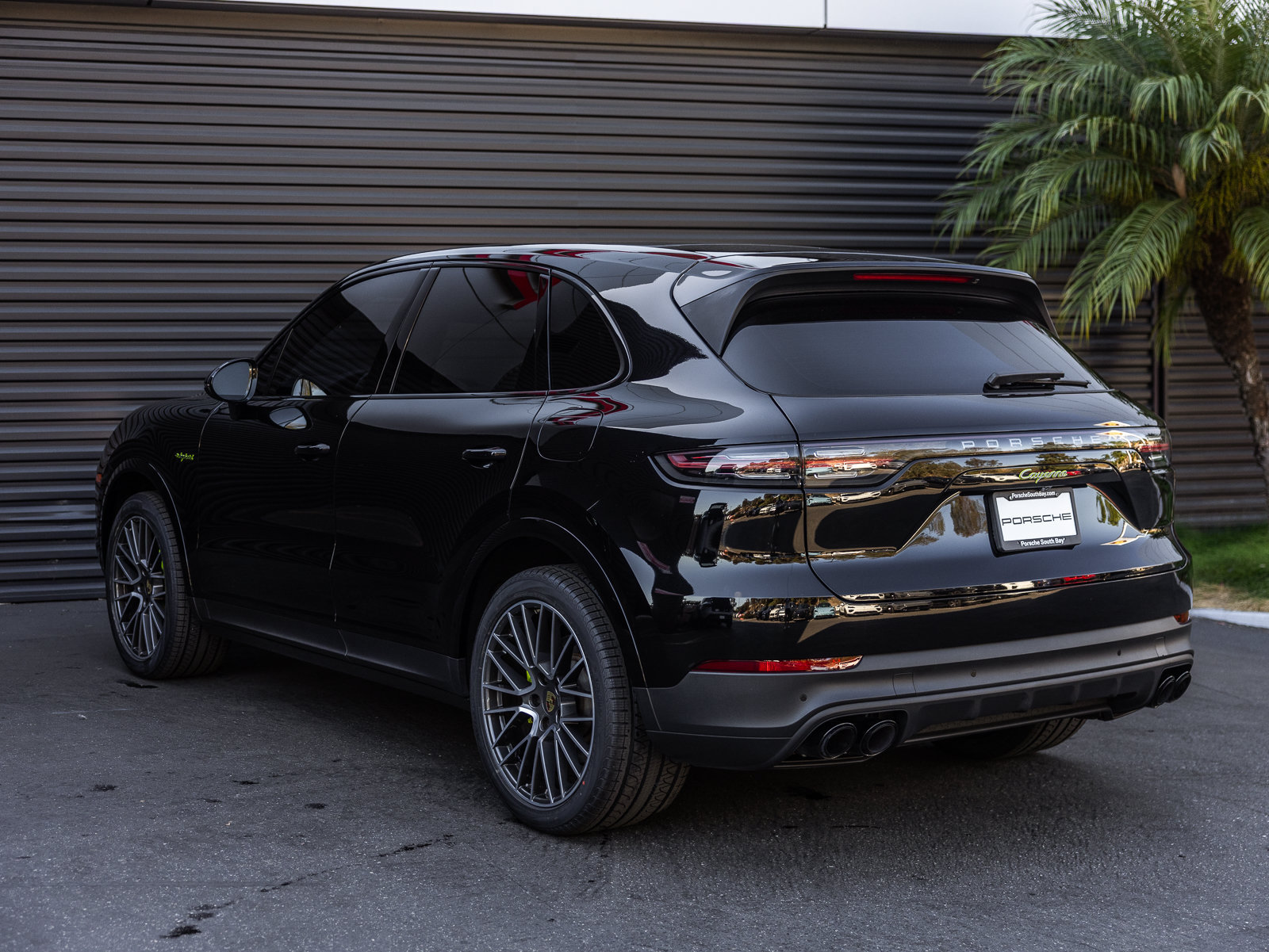 Certified 2023 Porsche Cayenne Platinum Edition AWD/4WD image 3