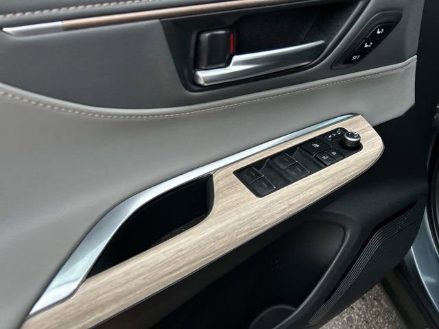 Used 2023 Toyota Venza Limited image 24