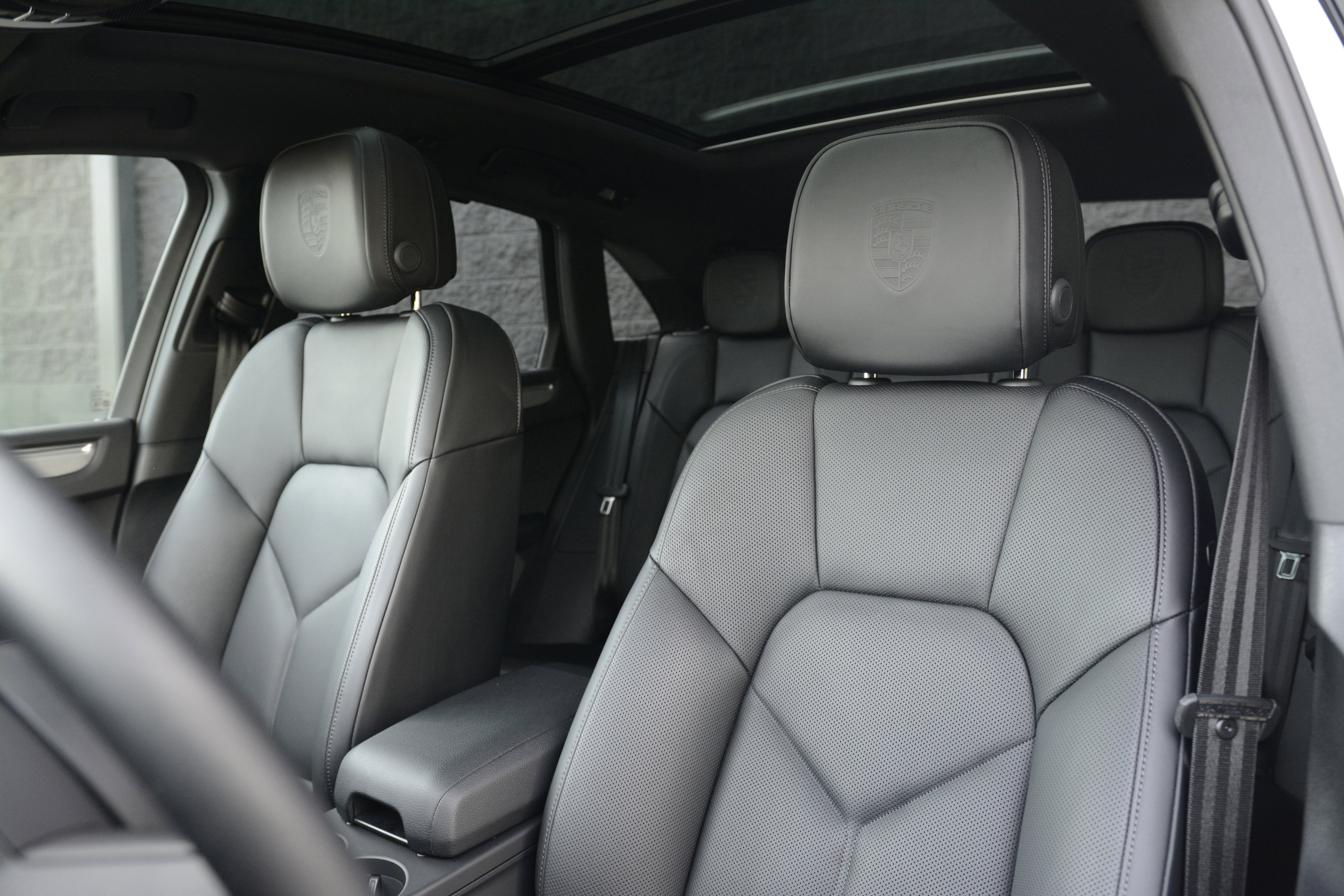 Certified 2026 Porsche Macan AWD/4WD image 5