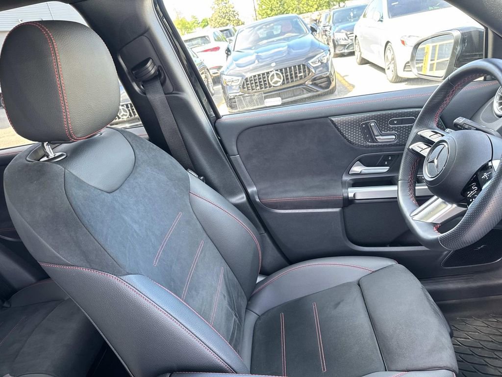 Used 2025 Mercedes-Benz GLB 250 image 11