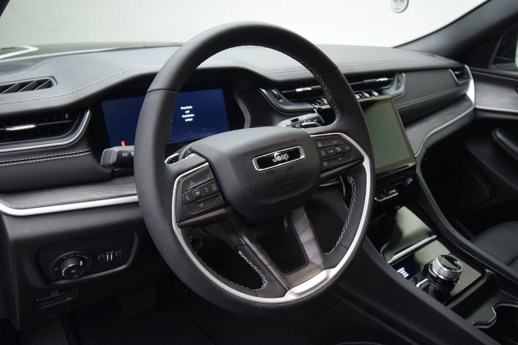 Used 2025 Jeep Grand Cherokee Limited image 15