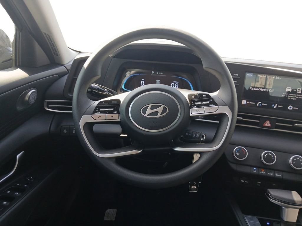 Used 2025 Hyundai Elantra SE FWD image 12