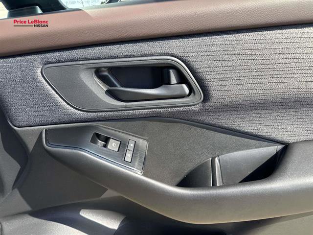 Used 2023 Nissan Rogue S image 28