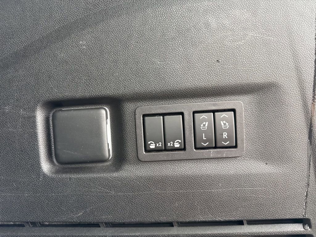 Used 2023 Chevrolet Suburban Premier image 33