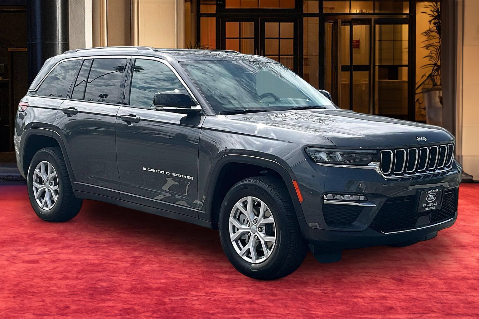 Used 2022 Jeep Grand Cherokee Limited w/ Trailer Tow Prep Group (B) RWD image 2