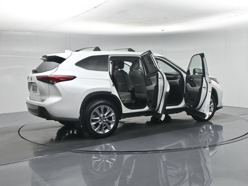 Used 2022 Toyota Highlander Limited FWD image 6