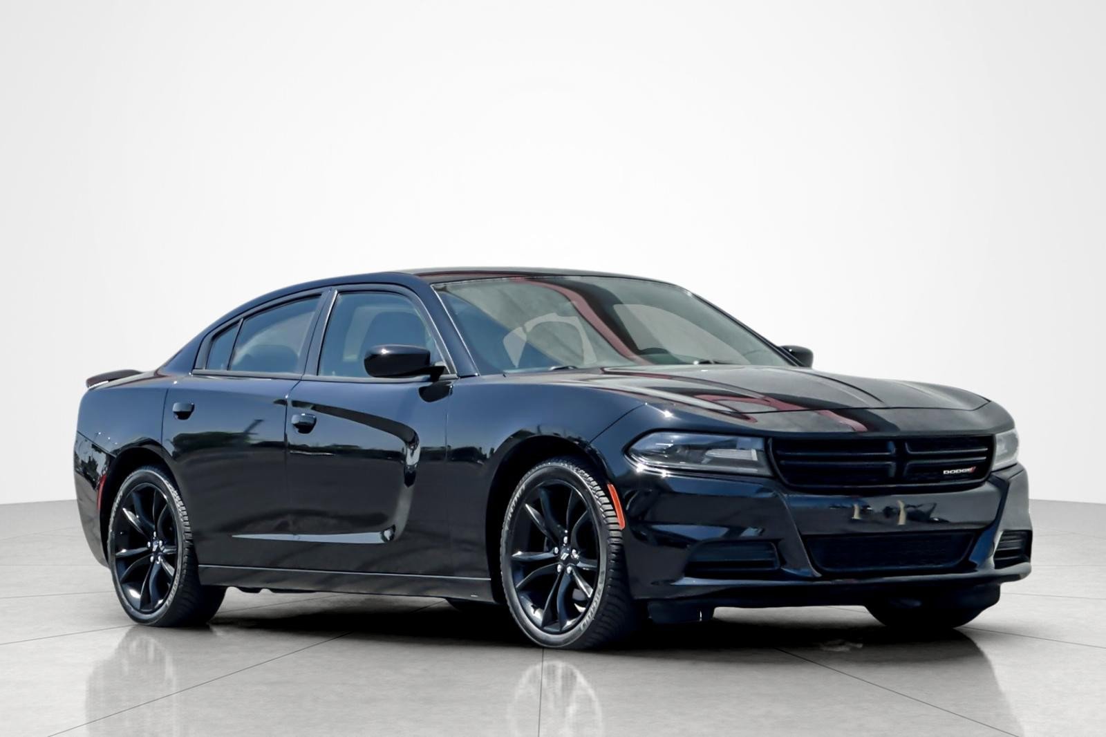 Used 2018 Dodge Charger SXT w/ Blacktop Package RWD image 7