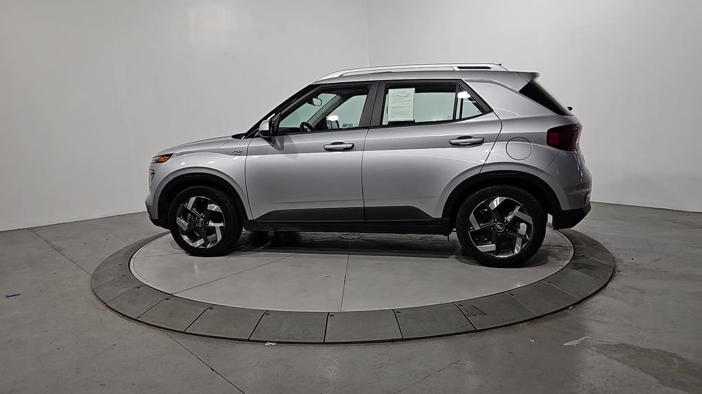 Used 2022 Hyundai Venue SEL video 2