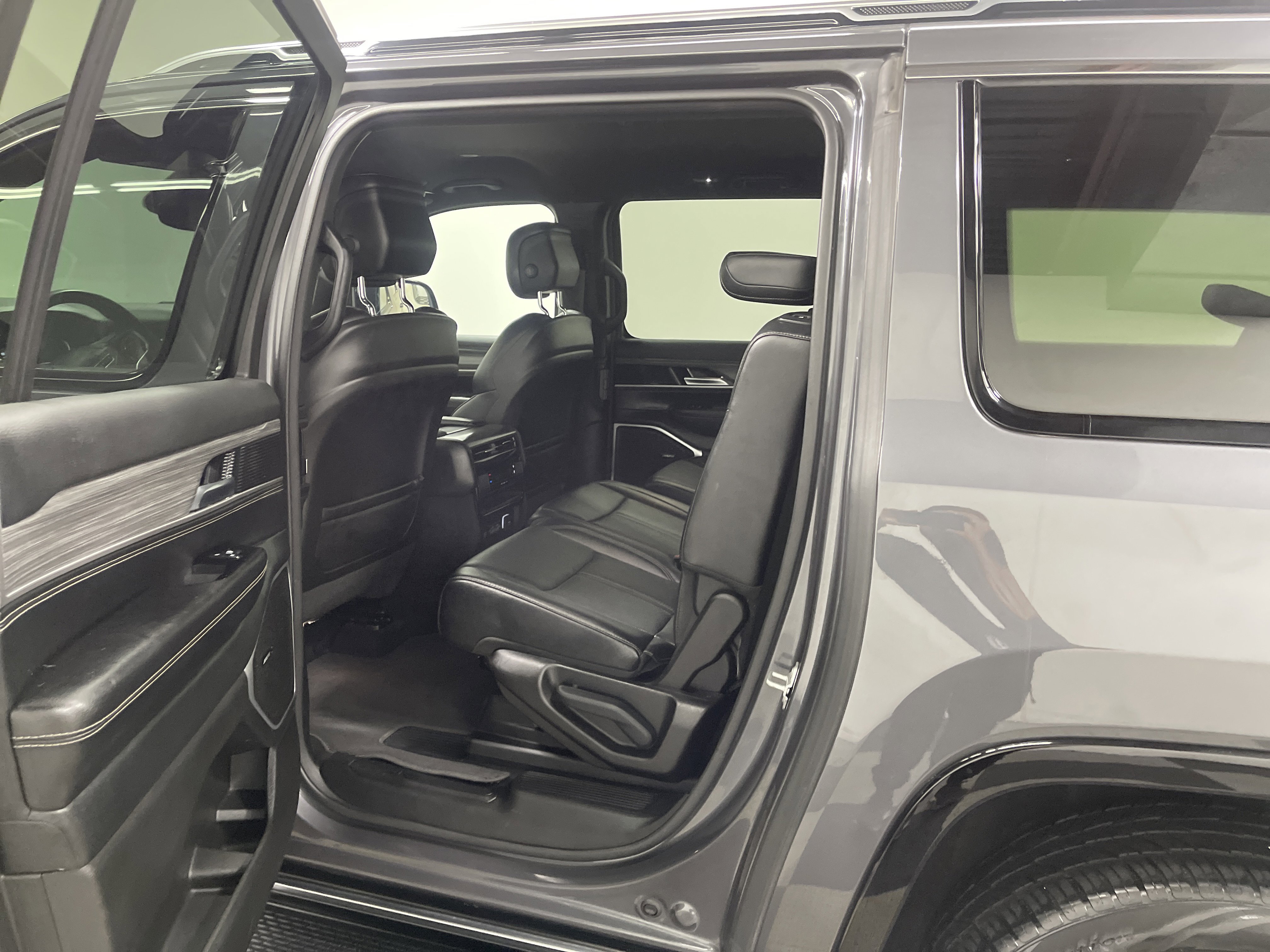 Used 2024 Jeep Wagoneer L Series II w/ Flexible Seating Group image 13