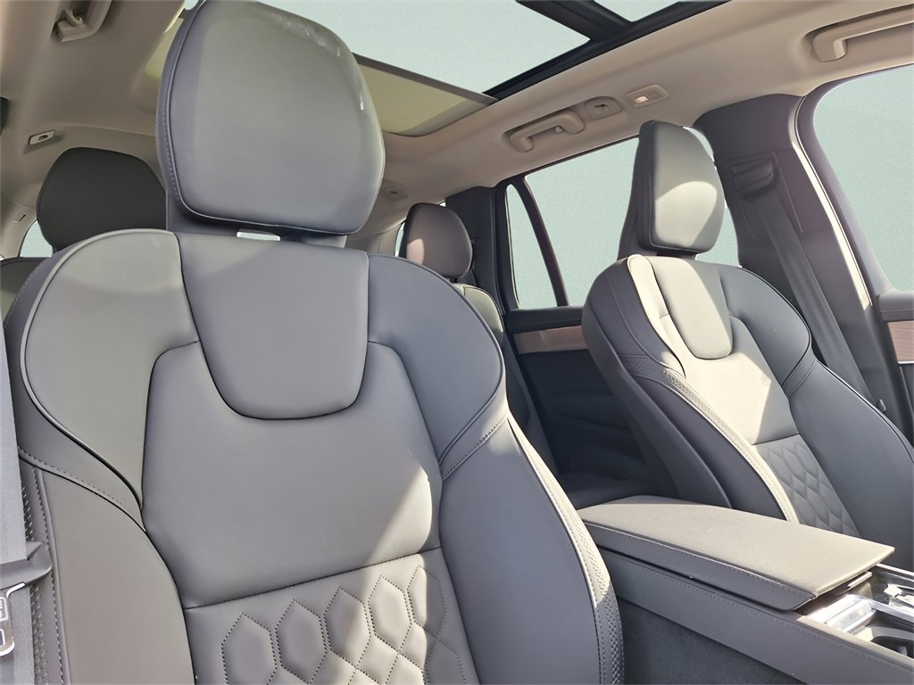 Used 2025 Volvo XC90 B6 Plus image 27