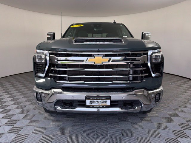 Used 2026 Chevrolet Silverado 2500 LTZ w/ LTZ Premium Package AWD/4WD image 3