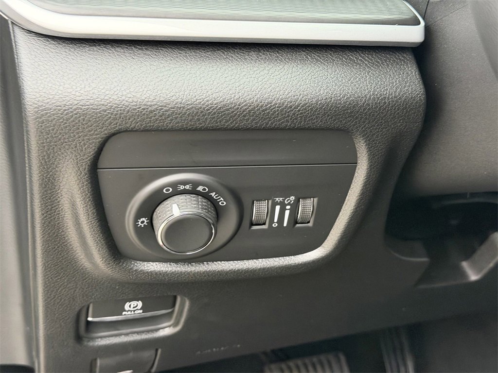 New 2025 Jeep Grand Cherokee Altitude image 15