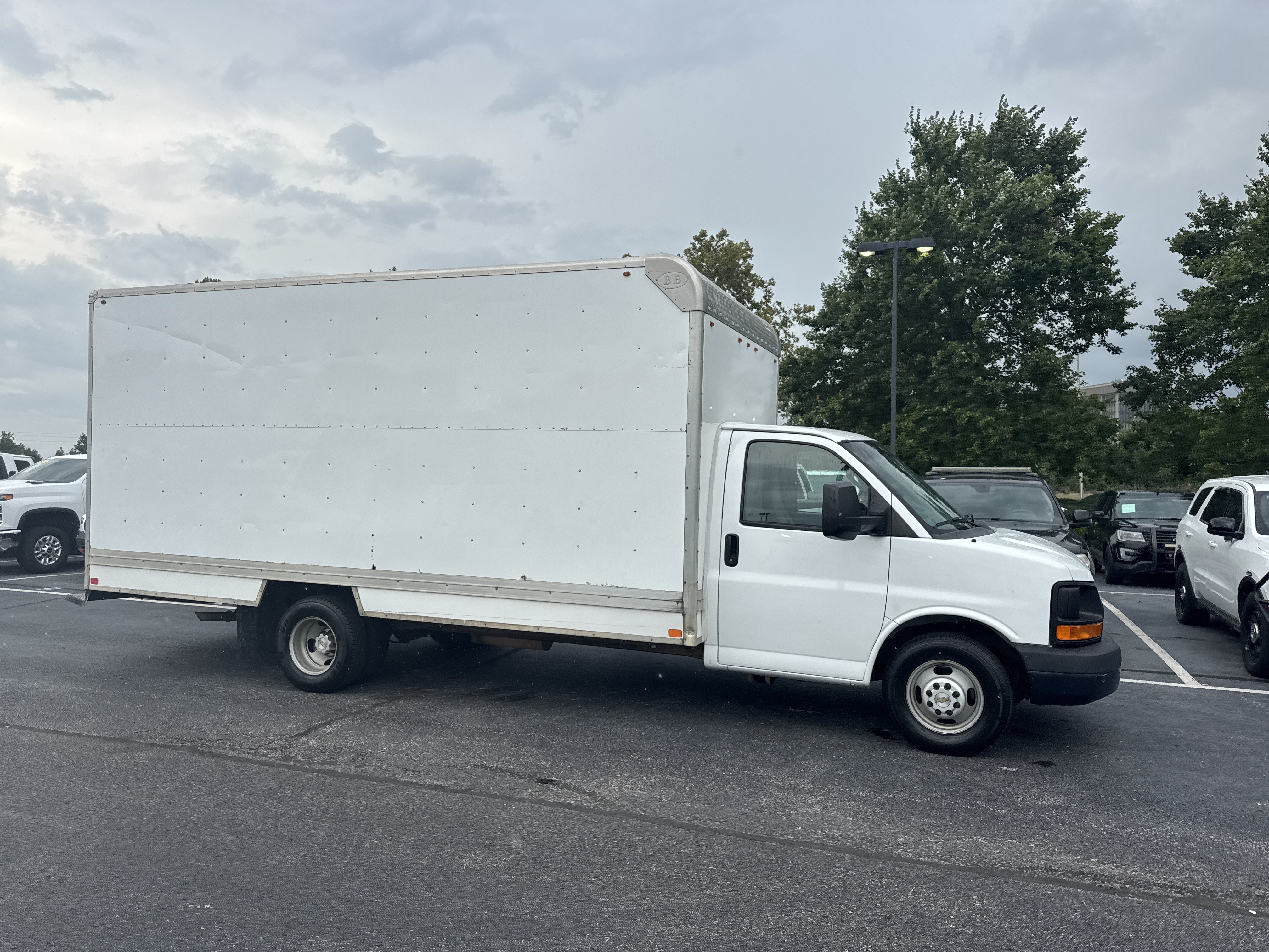 Used 2017 Chevrolet Express 3500 Extended RWD image 2