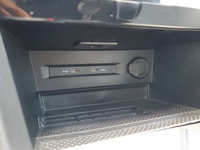 Certified 2025 Volkswagen Taos SE w/ Panoramic Sunroof Package FWD image 27