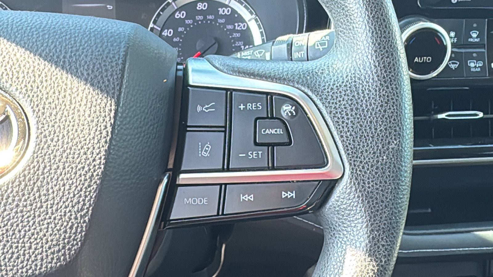 Used 2020 Toyota Highlander L image 23