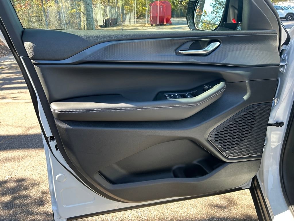 New 2025 Jeep Grand Cherokee L Altitude image 11