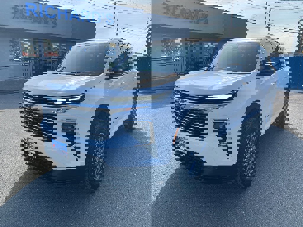 Used 2025 Chevrolet Traverse LT image 9