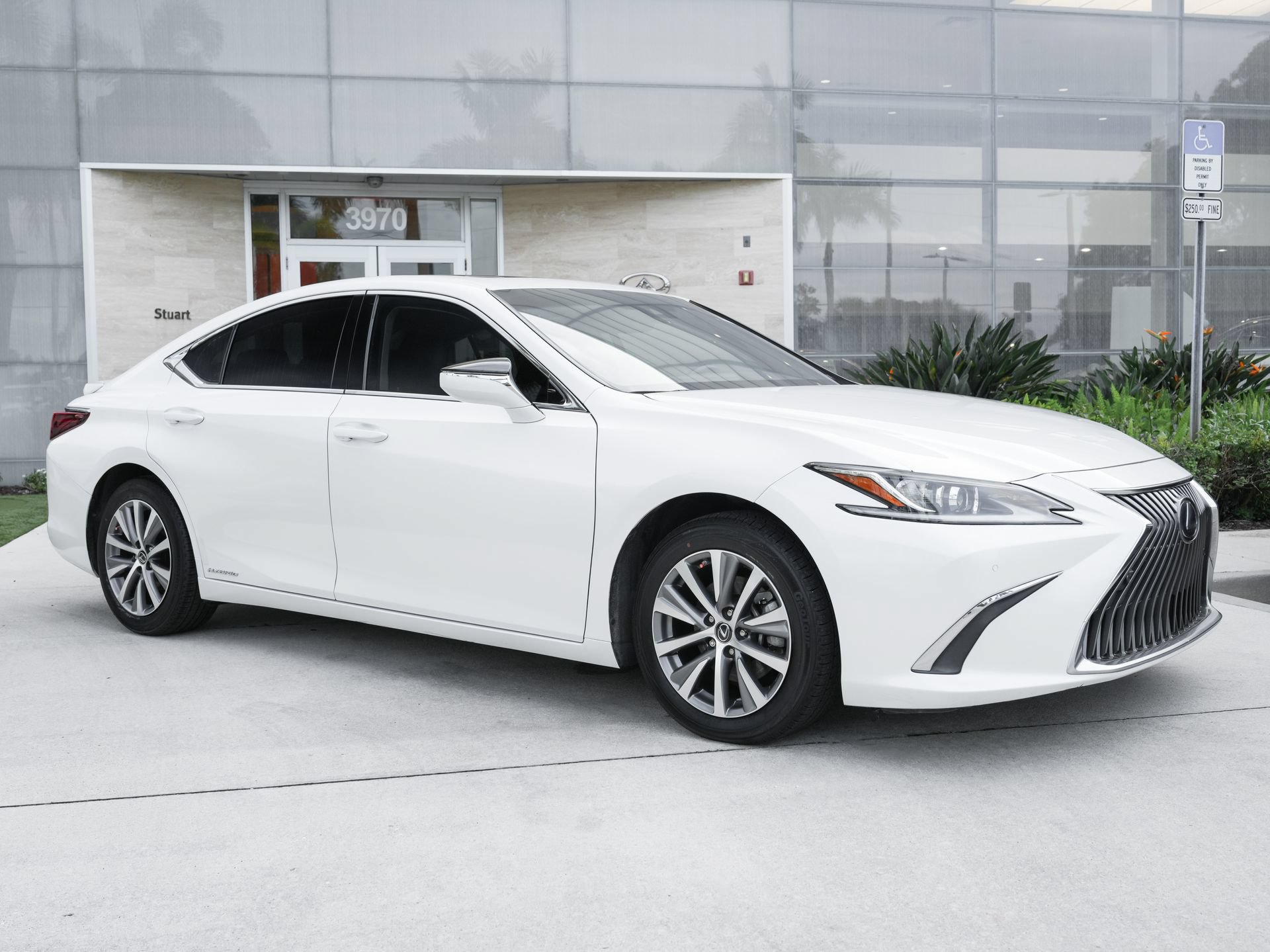 Used 2020 Lexus ES 300h w/ Premium Package FWD image 4