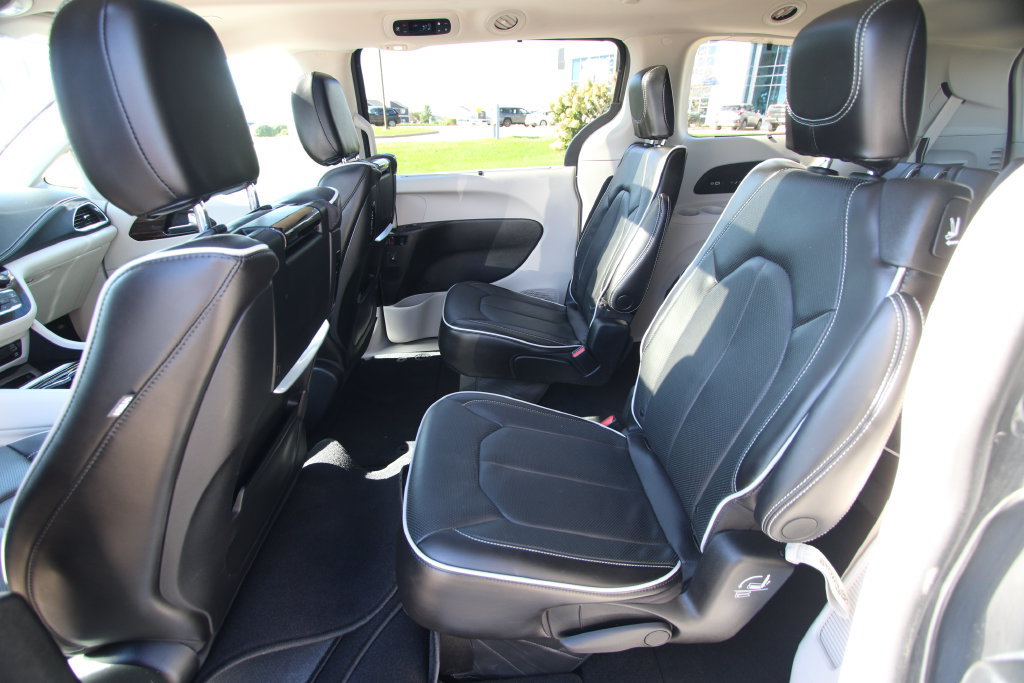 Used 2023 Chrysler Pacifica Limited w/ Uconnect Theater Family Group AWD/4WD image 7