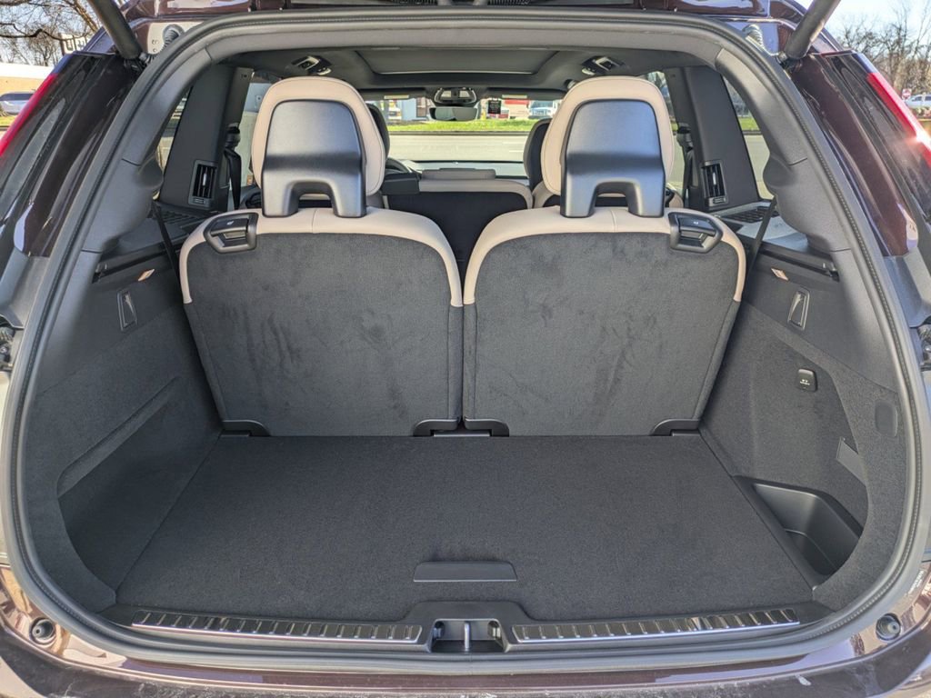 New 2025 Volvo XC90 B6 Core w/ Climate Package image 13