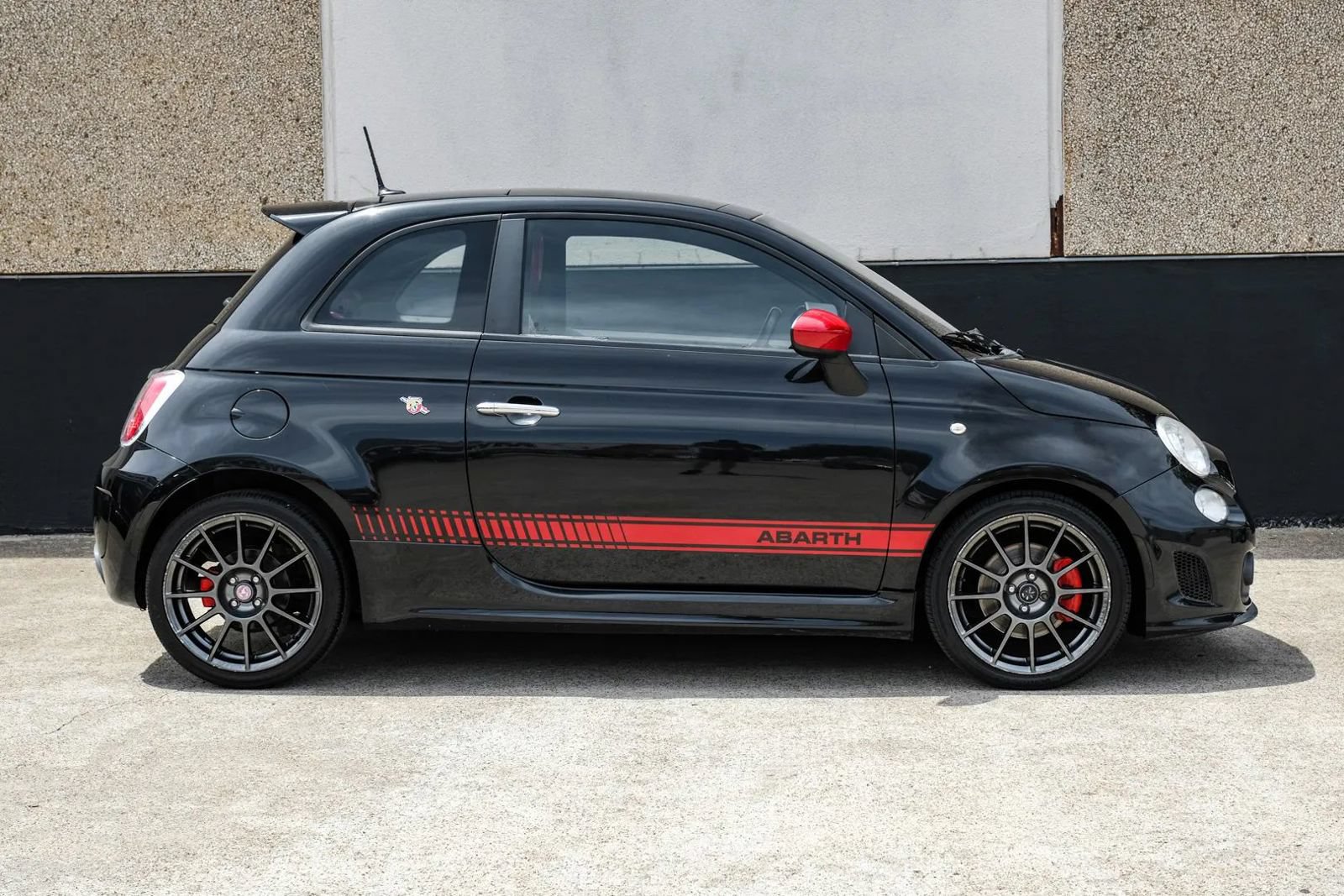 Used 2013 FIAT 500 Abarth w/ Comfort/Convenience Group FWD image 9