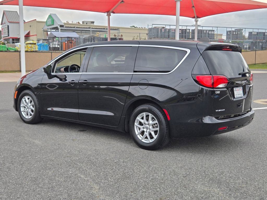 Used 2022 Chrysler Voyager LX image 3