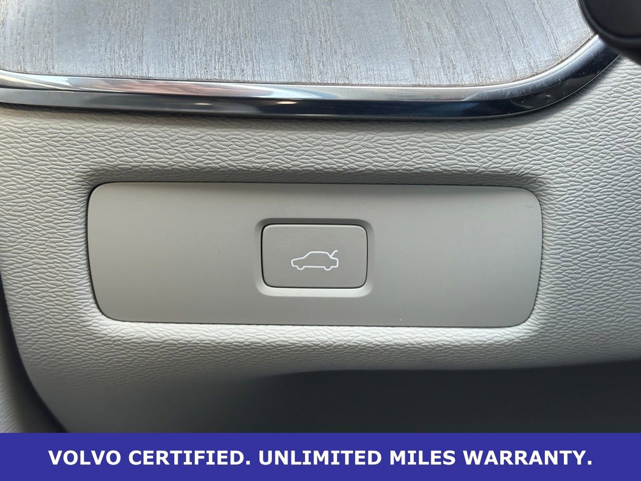 Certified 2023 Volvo XC60 B5 Ultimate w/ Climate Package image 19