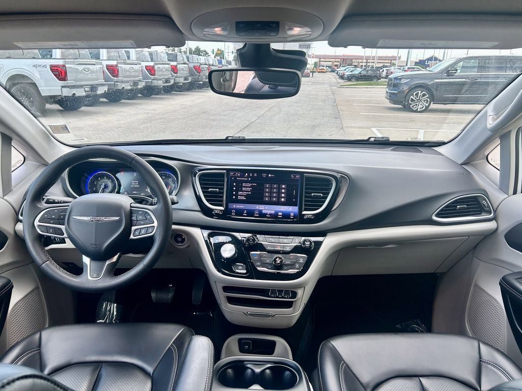 Used 2023 Chrysler Pacifica Touring-L FWD image 34