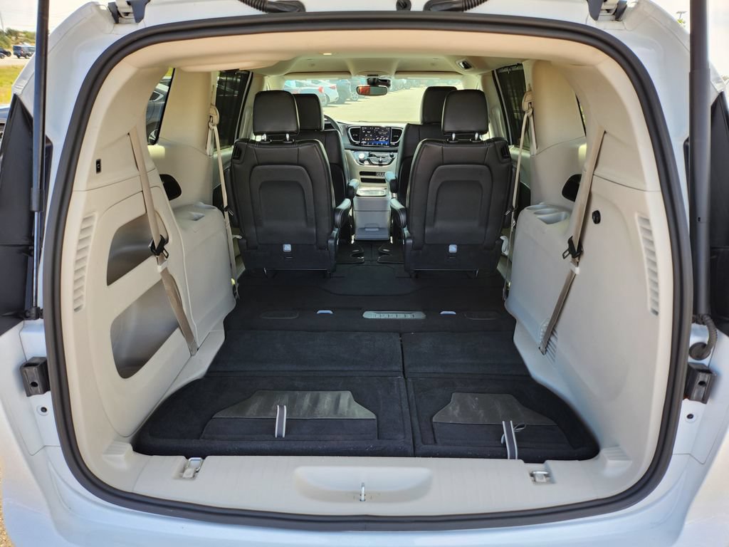 Used 2024 Chrysler Pacifica Touring-L FWD image 18
